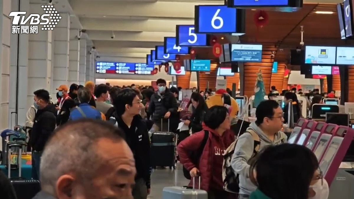 Taiwan flights resume post-typhoon (TVBS News) Taiwan coordinates extra flights to aid stranded passengers