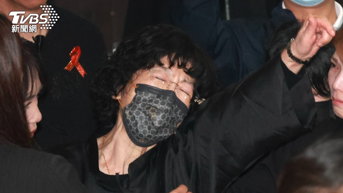 Ko’s wife demands justice at funeral (TVBS News) Peggy Chen demands justice as Ko returns to detention