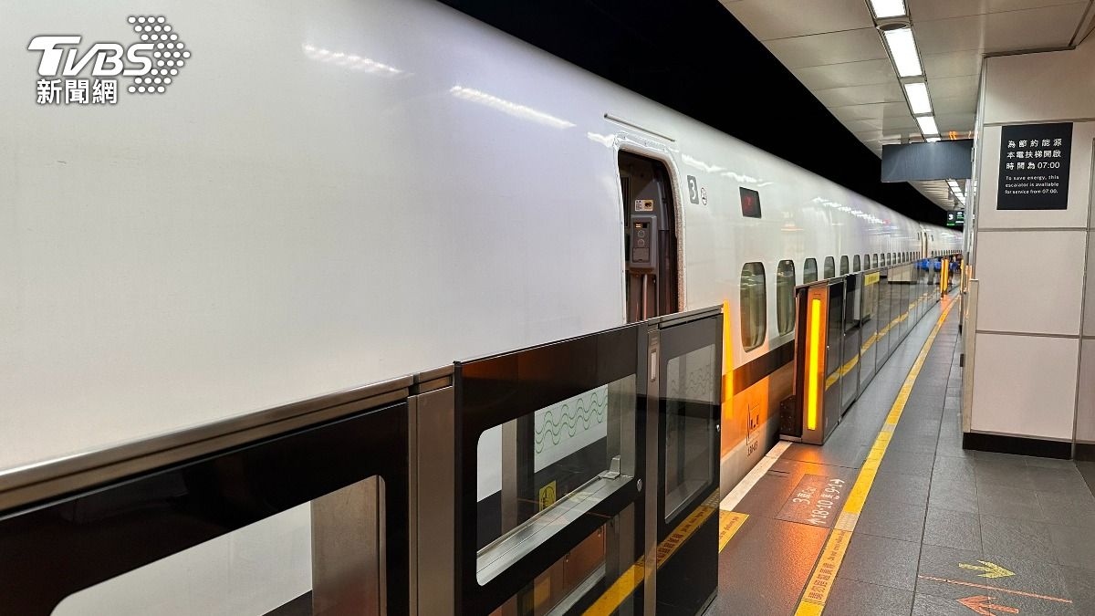 Driver suspended after train door error (TVBS News) Taiwan suspends bullet train driver after doors fail to open