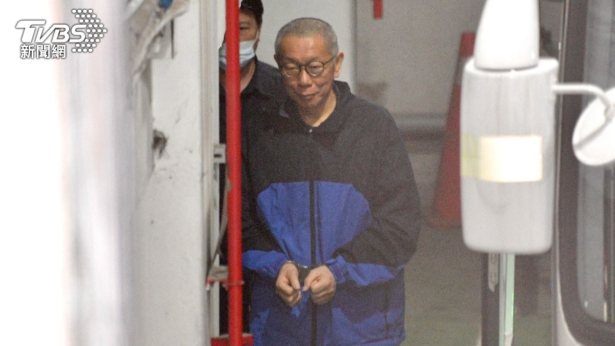 Ex taipei mayor ko wen je appears in court post surgery tvbs world taiwan