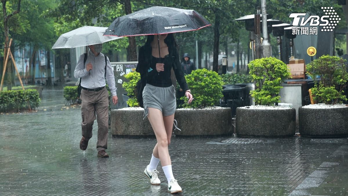 Complex weather pattern brings heavy rain to Taiwan (TVBS News) Typhoon periphery and airflow create Taiwan rain threat