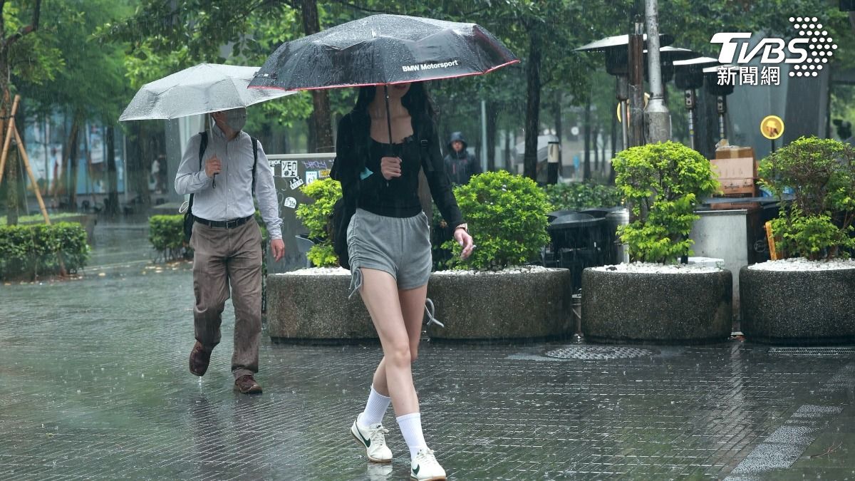 Taiwan braces for increased rainfall (TVBS News) Taiwan weather front brings heavy rain and strong winds