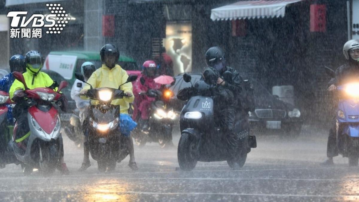 Heavy rain advisory for Taiwan issued (TVBS News) Weather front brings torrential rain to Taiwan’s mountains