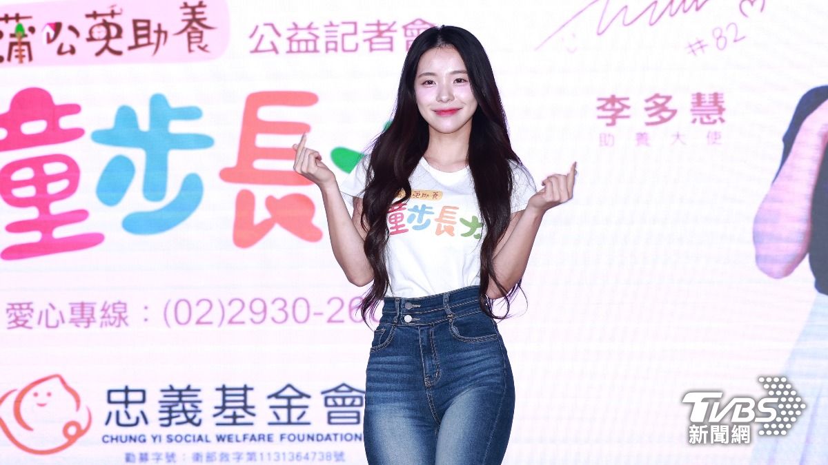 Baseball cheerleader addresses position rumors at charity (TVBS News) S. Korean cheerleader denies center stage demands in Taiwan 
