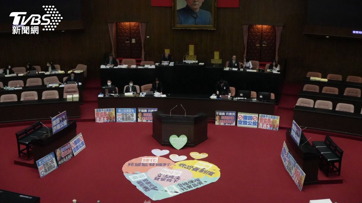 Taiwan opposition labels island a ’sweatshop’ amid holiday dispute (TVBS News) Opposition party slams Taiwan’s record on worker rights