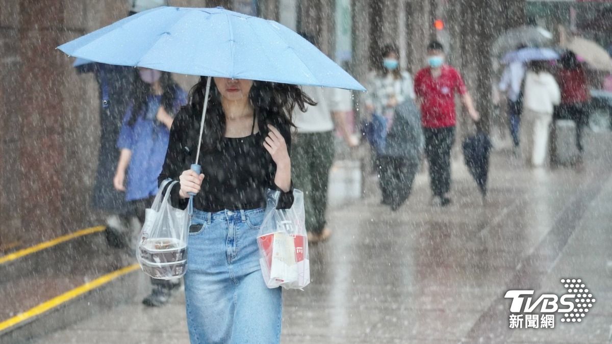 Taiwan braces for heavy rain Thursday (TVBS News) Tropical system near Taiwan brings heat and rain threat