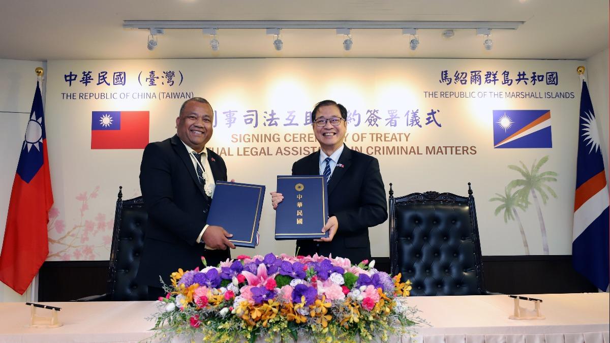 Taiwan, Marshall Islands sign legal pact (Courtesy of MOJ) Taiwan signs criminal justice treaty with Marshall Islands
