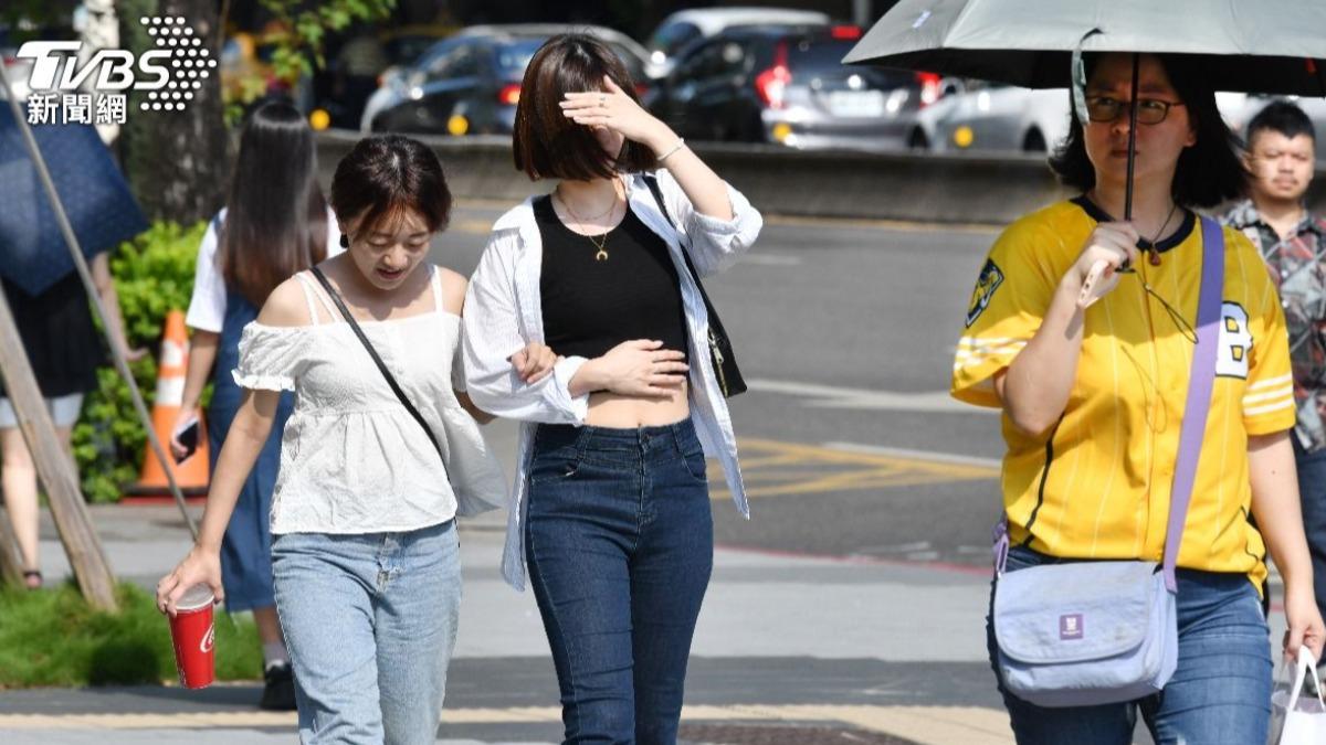 Meteorologist warns of hot days ahead (TVBS News) Temperatures in Taiwan to soar above 36 degrees Celsius