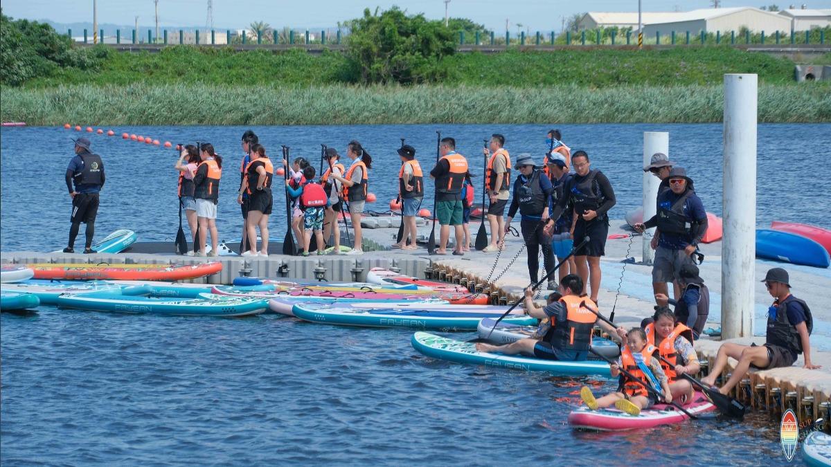 Changhua launches summer water fest (Courtesy of 彰濱海fun一夏慶安水樂園’s Facebook) Taiwan water park offers kayaking under summer night sky