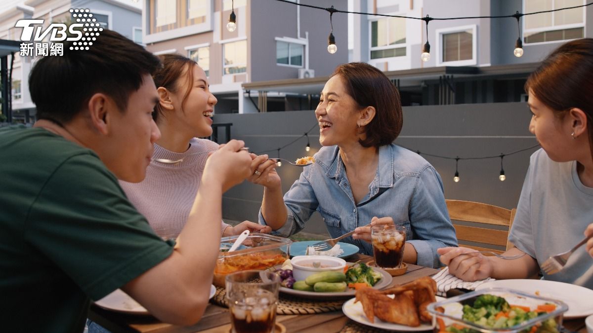 Taiwan leads in shared meal happiness (Shutterstock) World Happiness Report praises Taiwan’s meal-sharing culture