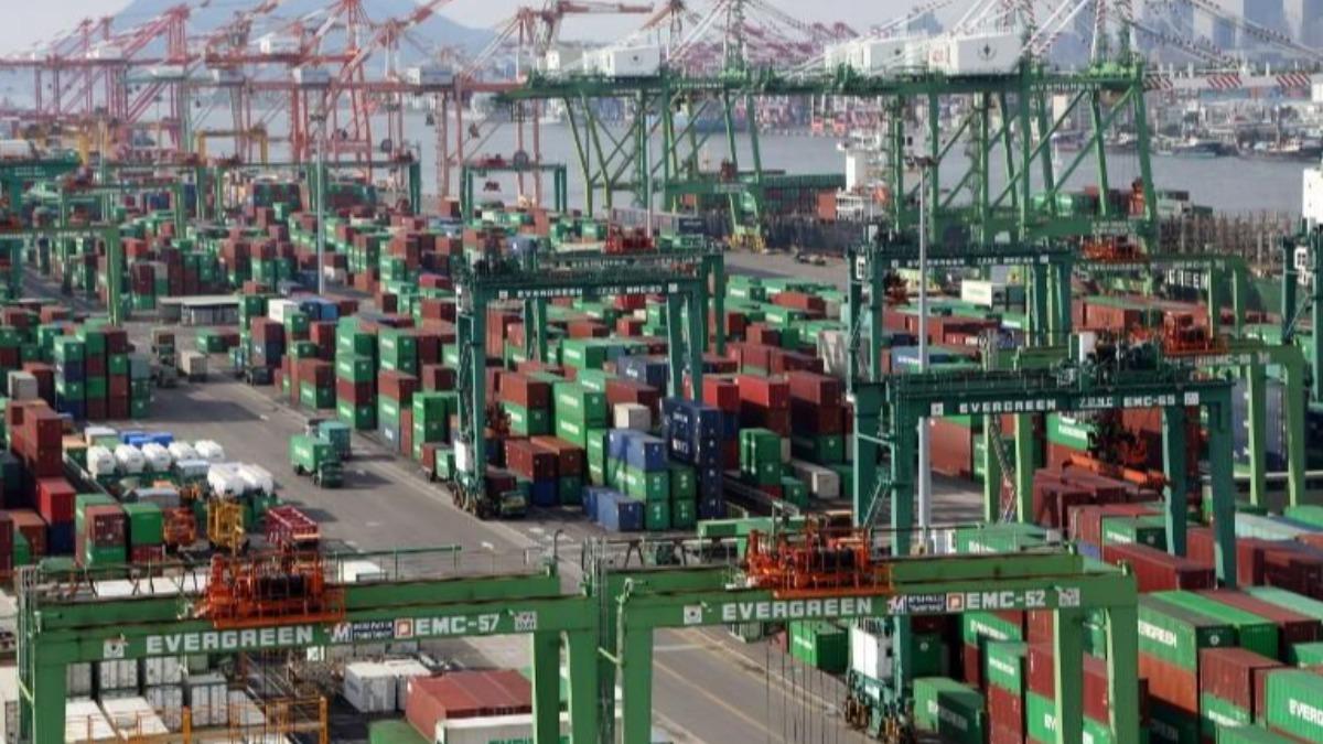 Container firms confident: delayed cargo will still ship (Courtesy of Global Views) Container firms confident: delayed cargo will still ship (Courtesy of Global Views)