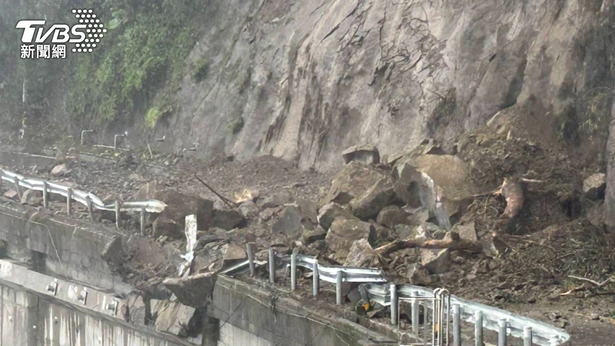 Landslide blocks Taiwan highway traffic (TVBS News) Landslide blocks Taiwan highway, no injuries reported