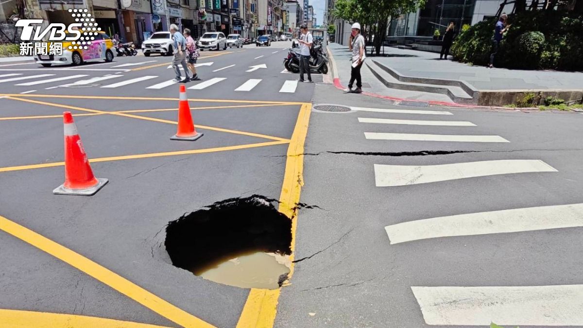 Sinkhole disrupts traffic in Taipei (TVBS News) Sinkhole disrupts traffic at major Taipei intersection