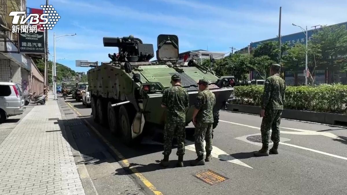 Military exercise disrupted by vehicle breakdown (TVBS News) Taiwan military vehicle breakdown causes traffic chaos