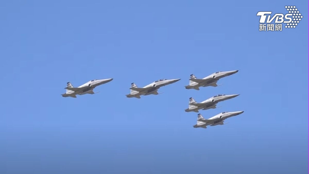 Taiwan honors F-5 pilots in retirement ceremony (TVBS News) Taiwan retires F-5 fighter jets after decades of service