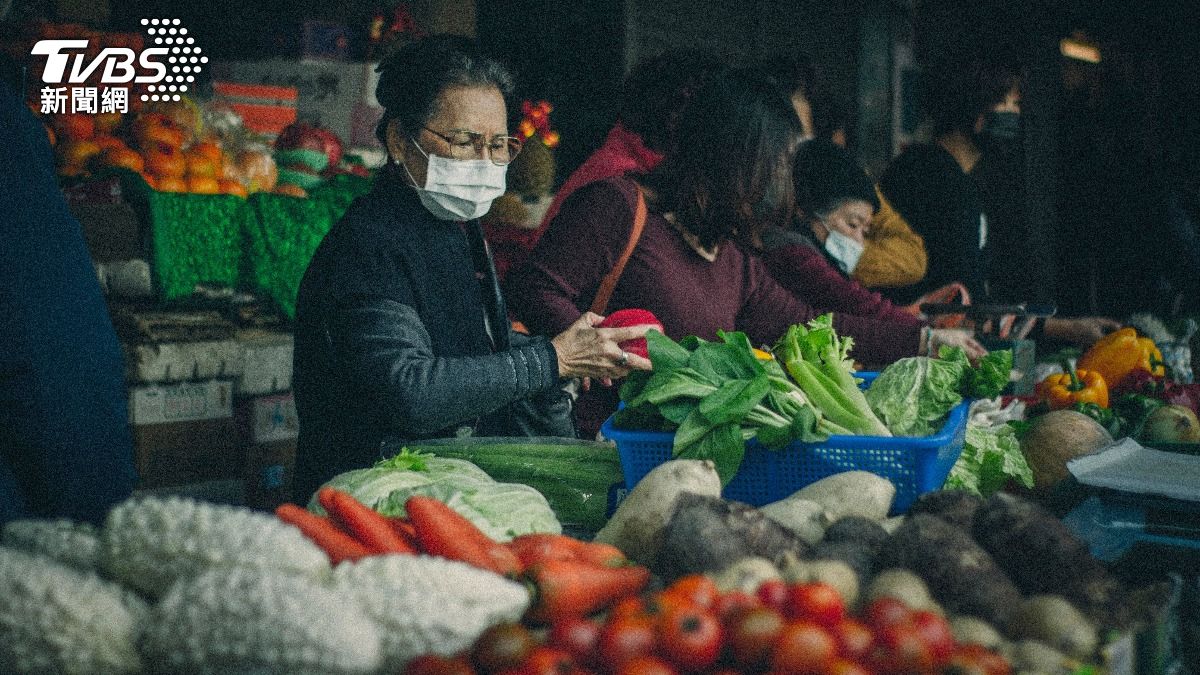 Typhoon Danas hits Taiwan’s agriculture (Shutterstock) Typhoon Danas hits Taiwan, vegetable prices drop