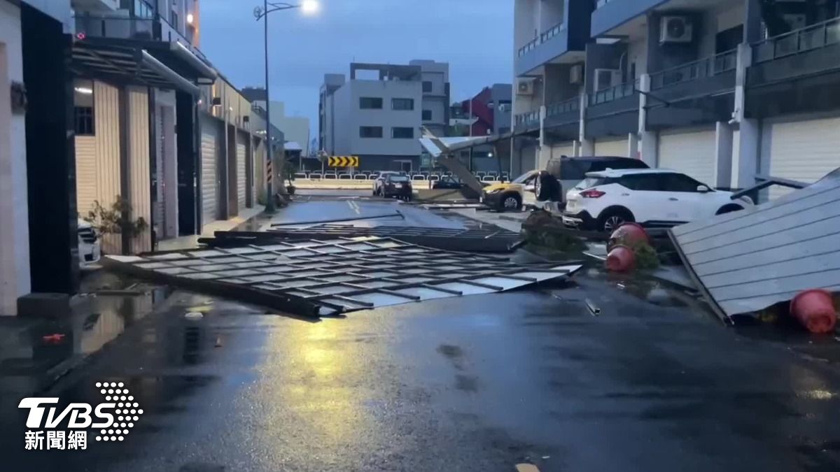 Typhoon Danas hits Chiayi hard overnight (TVBS News) Typhoon Danas leaves Chiayi in ruins, 60,000 lose power
