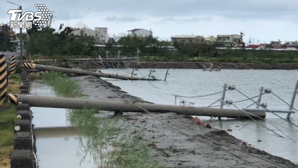 Typhoon Danas hits Taiwan hard (TVBS News) Typhoon Danas killed two people in Tainan, injuring 334
