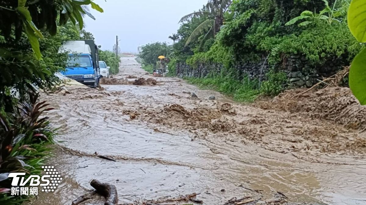 Typhoon Danas leaves 407,000 homes without power