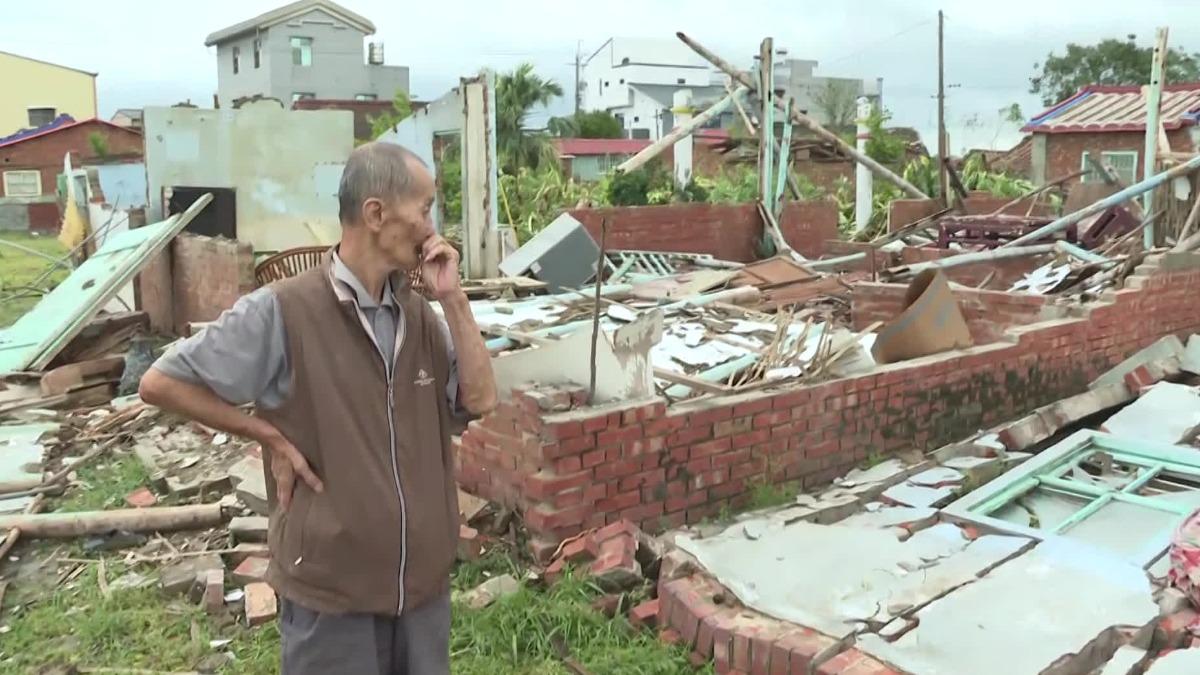 Elderly man escapes house collapse (TVBS News) Elderly man escapes collapsed house in Tainan storm
