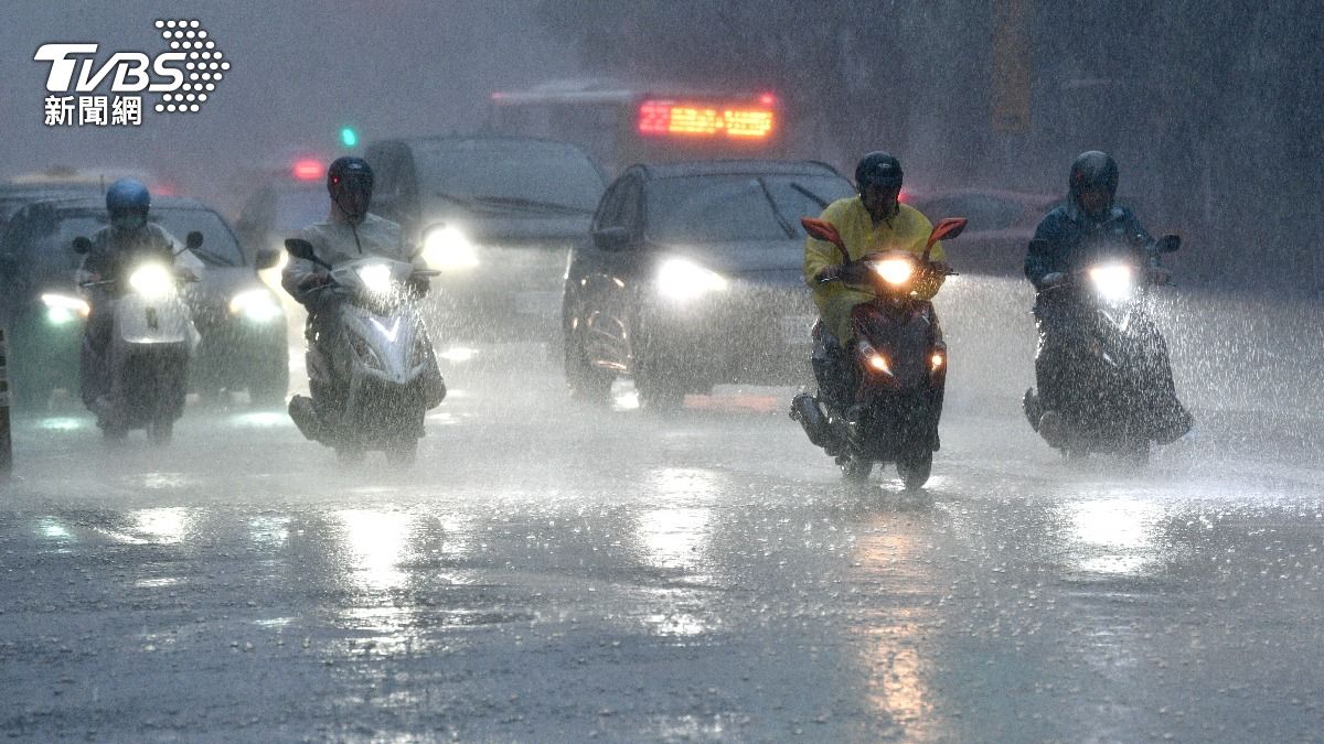Multiple typhoons tracked but Taiwan remains protected (TVBS News) Typhoon Krosa poses no threat to Taiwan, officials say