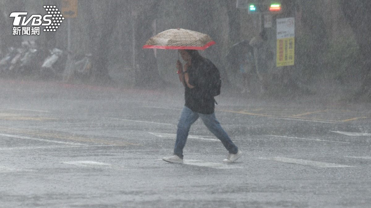 Taiwan braces for thunderstorms (TVBS News) Taiwan braces for heavy rain, thunderstorms this weekend