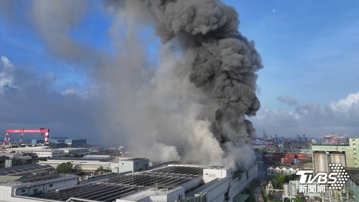 Industrial fire triggers chemical exposure concerns in Taiwan (TVBS News) Battery factory fire in Kaohsiung sends 15 to hospital