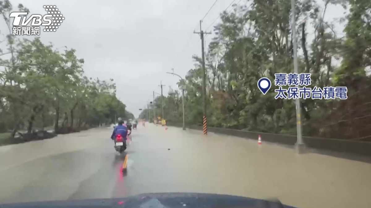 TSMC Chiayi construction site flooded by heavy rains (TVBS News) TSMC monitors flooding, keeps essential staff on site