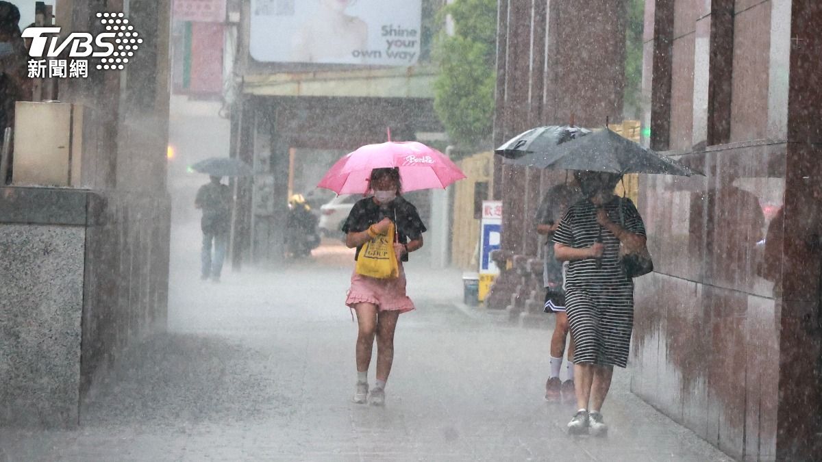 Lightning and landslide warnings issued for Taiwan (TVBS News) Southwestern winds trigger dangerous mountain flooding