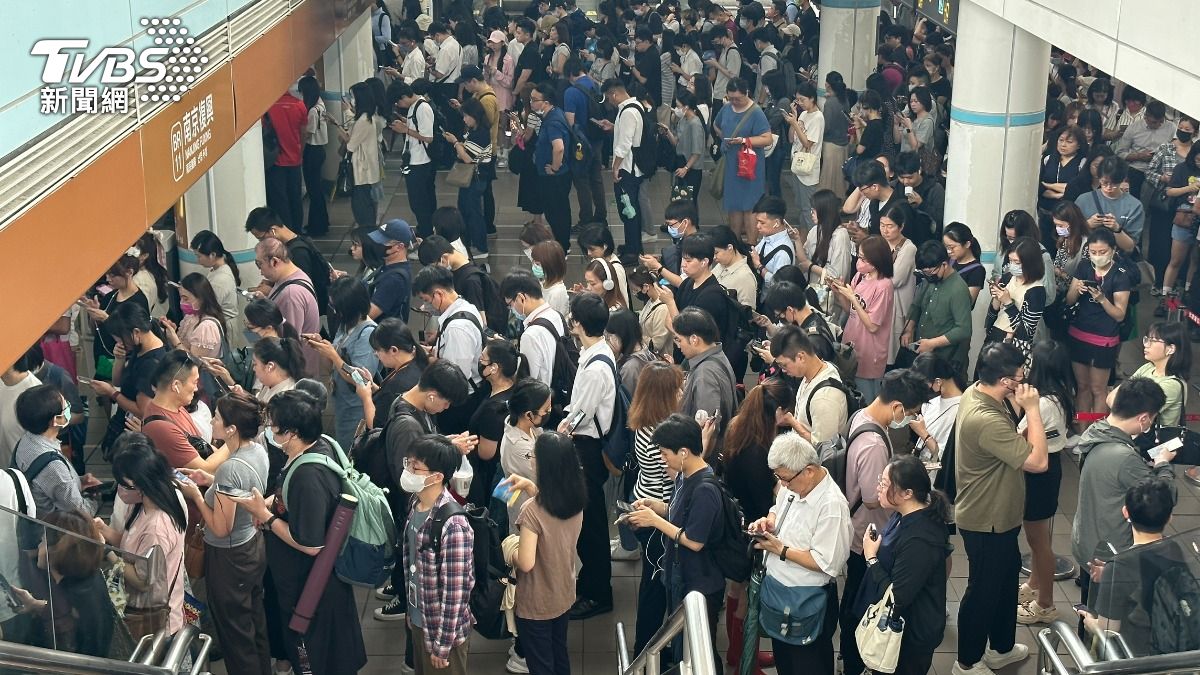 Taipei Metro Wenhu Line disruption strands commuters (TVBS News) Morning rush chaos hits Taiwan capital’s subway system