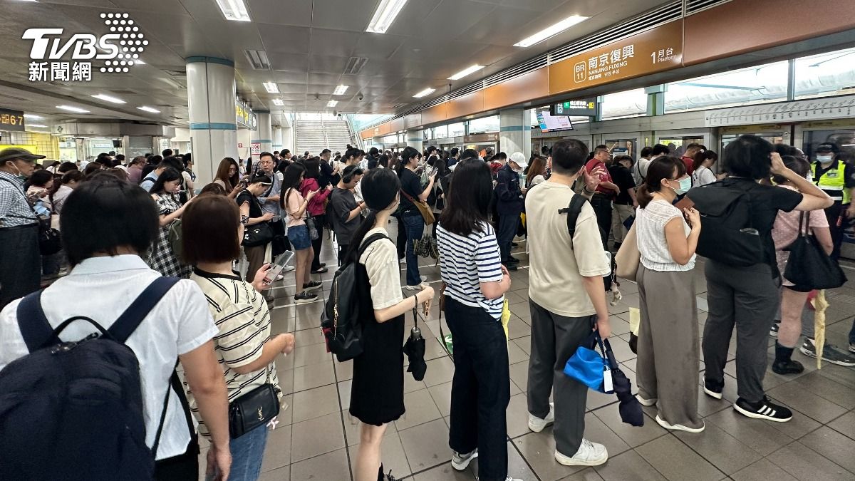 Taipei Metro train halts, 8,400 affected (TVBS News) Taipei Metro train issue disrupts morning commute