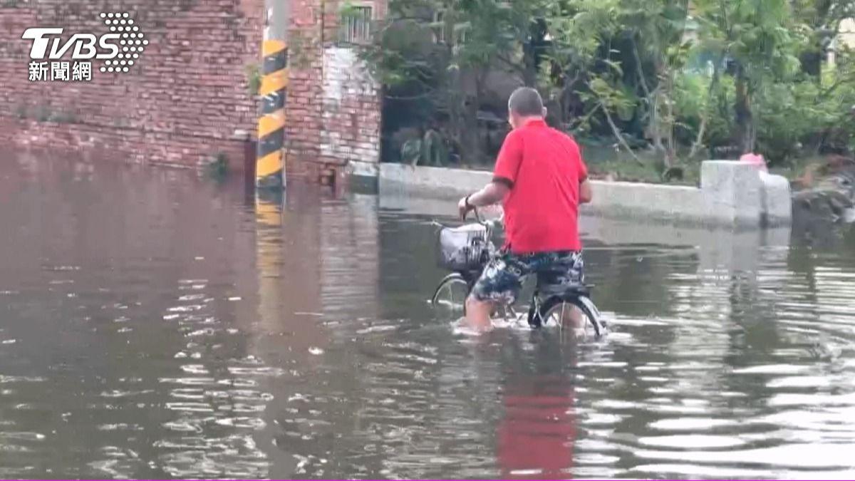 Rescue teams mobilize as Taiwan storms strand drivers (TVBS News) Taiwan evacuates 3,705 as torrential rains trigger floods