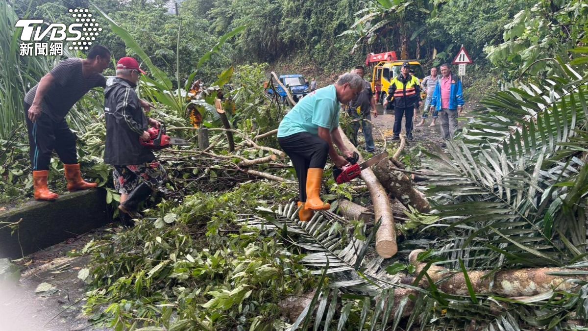 Taiwan mountain communities rally after landslide chaos (TVBS News) Taiwan landslides block mountain roads, strand communities