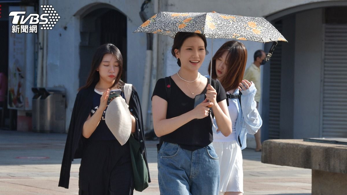 Taiwan temperatures soar to 36°C as heat wave grips south
