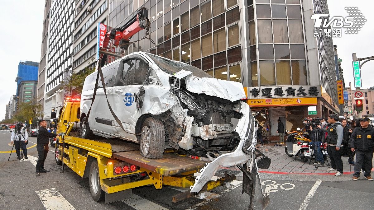 Sanlih TV news van crashes into Taipei bank, injures 10